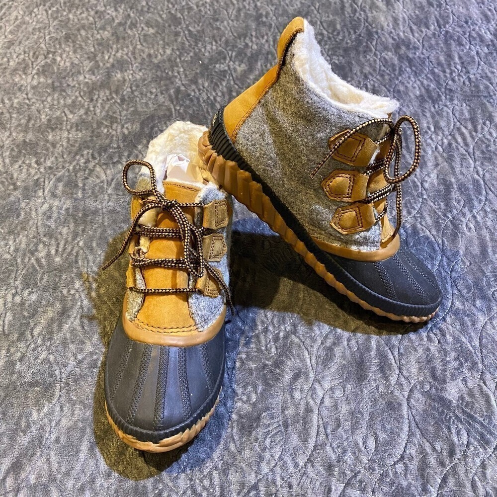 Sorel Out And About Booties Size 6 Grey Wool Tan Leather Black Sole